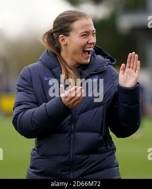 Chelseas Fran Kirby schließt sich ihren Teamkollegen auf dem Spielfeld an, um das Aufwärmen zu beobachten Stockfoto