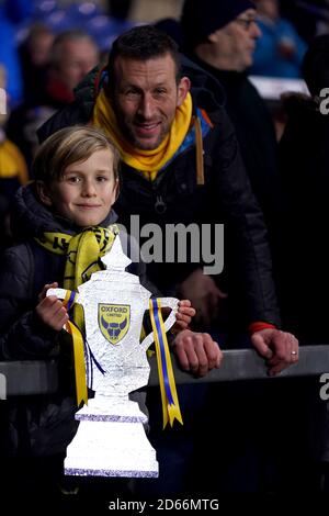 Die Fans von Oxford United halten vor dem Anpfiff einen Pappschnitt aus einer Trophäe Stockfoto