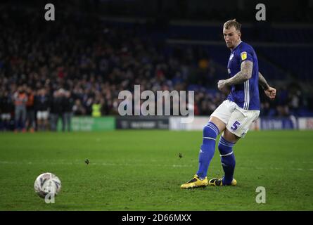 Aden Flint von Cardiff City verfehlt eine Strafe Stockfoto