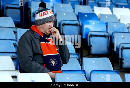 Ein Luton Town Fan in den Ständen vor dem Spiel Stockfoto