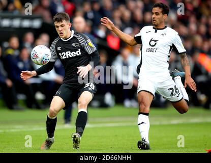 Jason Knight (links) von Derby County und Kyle Naughton von Swansea City kämpfen um den Ball Stockfoto