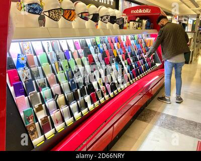 Mobilebitz Display-Ständer mit Handyhüllen, Masken etc. In Brent Cross, London, England Stockfoto