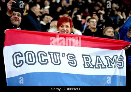 Ein Derby County Fan auf den Tribünen hält ein Cocu's Rams Banner auf, als sie die Ergebnisse am Ende des Spiels feiert Stockfoto