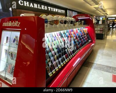 Mobilebitz Display-Ständer mit Handyhüllen, Masken etc. In Brent Cross, London, England Stockfoto