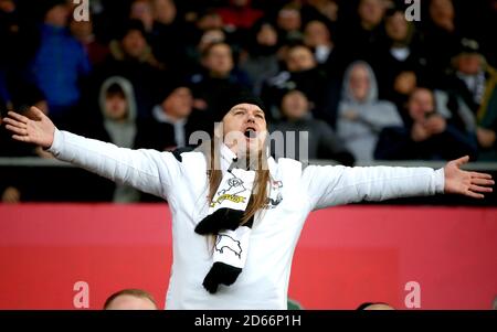Ein Derby-County-Fan auf den Tribünen zeigt ihre Unterstützung Stockfoto