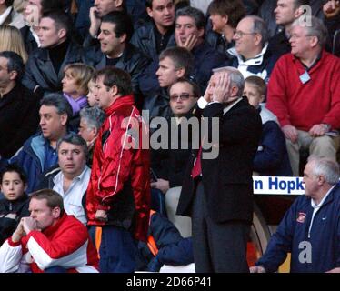 Sunderlands Manager Peter Reid hält seinen Kopf in den Händen Als er beobachtet, wie sein Team von Tottenham Hotspur besiegt wird Stockfoto