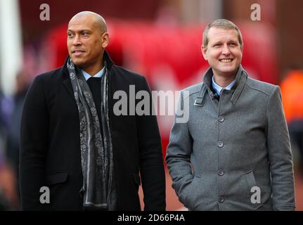 Stoke City-Stürmer Chris Iwelumo (links) und Stadionsprecher Steve Buxton vor dem Sky Bet Championship Match im BET365 Stadium Stockfoto