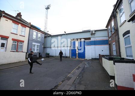 Fans spielen vor dem Spiel außerhalb der Kenilworth Road Fußball Stockfoto