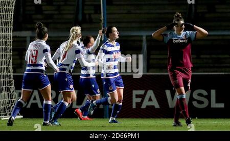 Reading's Jade Moore feiert, nachdem sie ihre Seiten erstes Tor des Spiels erzielt hat Stockfoto