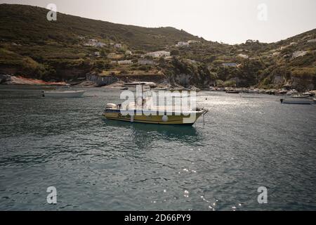 PONZA, ITALIEN - 22. Sep 2020: Ponza, Italien, 22. August 2020, Überwachung Schnellboot ohne Passagiere schwimmend im Meer Stockfoto