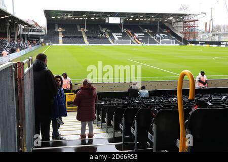 Eine allgemeine Ansicht der Fulham-Anhänger im Craven Cottage vor dem Spiel Stockfoto