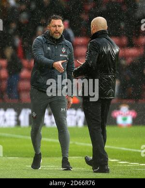 Southampton-Manager Ralph Hasenhuttl (links) schüttelt nach dem Spiel die Hände mit Burnley-Manager Sean Dyche Stockfoto