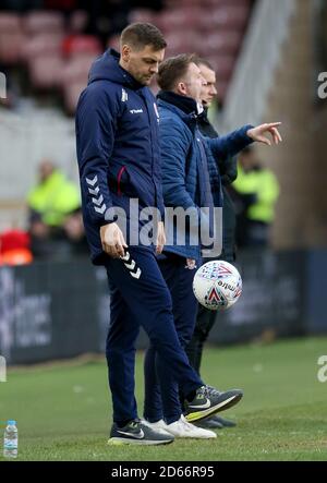 Middlesbrough Manager Jonathan Woodgate kontrolliert den Ball auf der Touchline Stockfoto