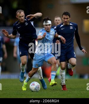 In Aktion waren Callum O'Hare und Southend United Sam Barratt (links) und Mark Milligan (rechts) von Coventry City Stockfoto