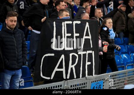 Fans von Manchester City halten ein Banner auf der Tribüne, das "UEFA-KARTELL" lautet. Stockfoto