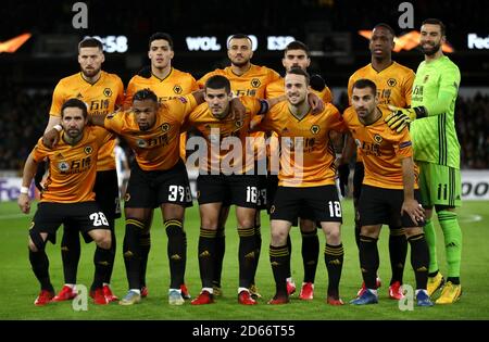 Back Row, links nach rechts, Wolverhampton Wanderers Matt Doherty, Raul Jimenez, Romain Saiss, Ruben Neves, Willys Boly, Rui Patricio. Vordere Reihe, links nach rechts, Joao Moutinho, Adama Traore, Conor Coady, Diogo Jota und Jonny Castro. Stockfoto