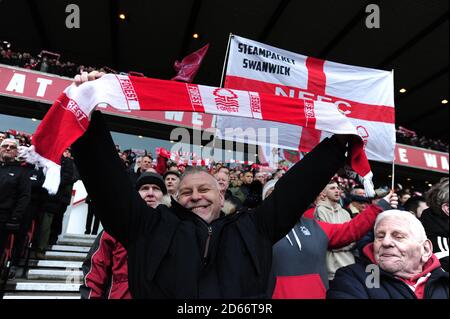 Ein Nottingham Forest Fan zeigt Unterstützung für sein Team auf der Tribüne Stockfoto