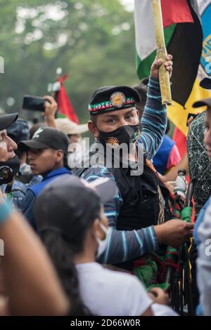 Eine Karawane von 7,000 Indigenen, die Mitglieder der Reservate Valle und Cauca sind, bilden die indigene minga, die am Mittwochnachmittag abreisen wird Stockfoto