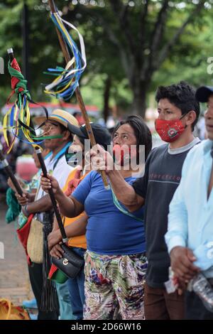 Eine Karawane von 7,000 Indigenen, die Mitglieder der Reservate Valle und Cauca sind, bilden die indigene minga, die am Mittwochnachmittag abreisen wird Stockfoto