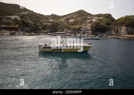 PONZA, LATIUM, ITALIEN, ITALIEN - 22. Sep 2020: Ponza, Italien, 22. August 2020, Gelbes Schnellboot ohne Passagiere Stockfoto