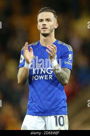 Der James Maddison von Leicester City lobt die Reisenden Anhänger nach dem Spiel Stockfoto