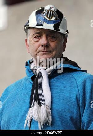 Ein Fan von Newcastle United in einem harten Hut Stockfoto