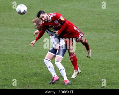 Bolton Wanderers Ali Crawford (links) und Accrington Stanley Seamus Conneely kämpfen um den Ball Stockfoto