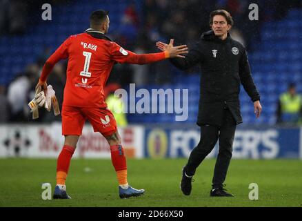 Brentford-Manager Thomas Frank (rechts) begrüßt Torhüter David Raya Martin nach dem Schlusspfiff Stockfoto