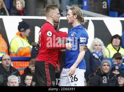 Luke Shaw (links) von Manchester United und Tom Davies von Everton haben während des Spiels Worte Stockfoto