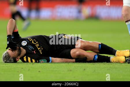 Sergio Aguero von Manchester City wird während des Carabao-Cup-Finales im Wembley-Stadion in London verletzt. Stockfoto