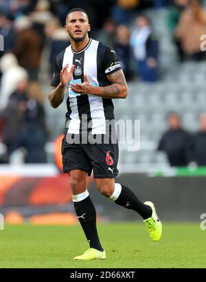 Die Newcastle United Jamaal Lascelles lobt die Fans am Ende des Spiels Stockfoto