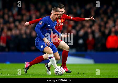 Chelseas Ross Barkley (links) und Liverpools Andrew Robertson kämpfen um den Ball Stockfoto