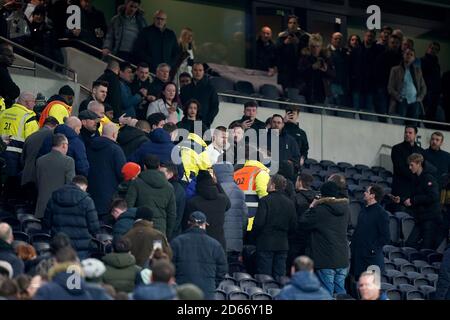 Eric Dier von Tottenham Hotspur hat nach dem Spiel eine Auseinandersetzung mit einem Fan auf den Tribünen Stockfoto