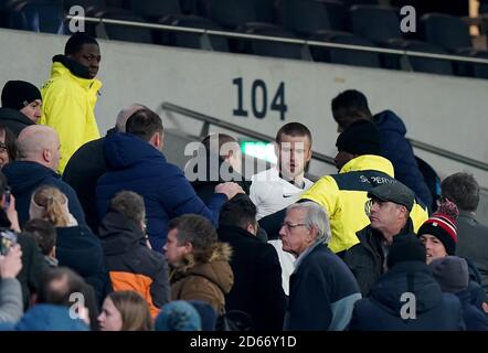 Eric Dier von Tottenham Hotspur hat nach dem Spiel eine Auseinandersetzung mit einem Fan auf den Tribünen Stockfoto