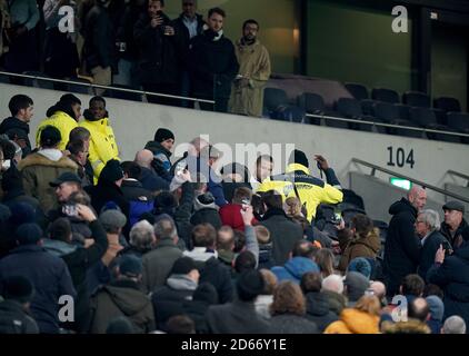 Eric Dier von Tottenham Hotspur hat nach dem Spiel eine Auseinandersetzung mit einem Fan auf den Tribünen Stockfoto