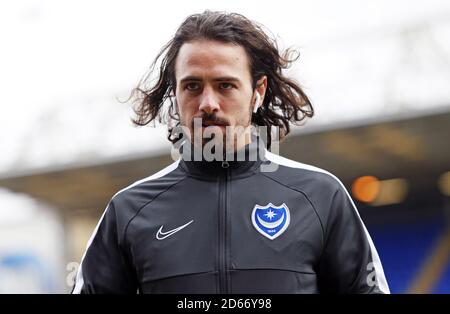 Der Portsmouth Ryan Williams läuft zu den Umkleidekabinen, bevor er im Weston Homes Stadium anpfiff Stockfoto