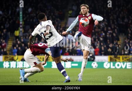 Die Kämpfe von Steven Bergwijn von Tottenham Hotspur und Jeff Hendrick von Burnley um den Ball Stockfoto