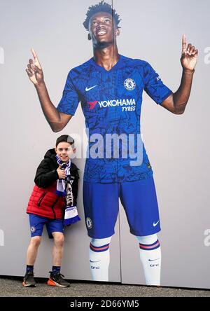 Ein junger Fan posiert vor dem Spiel mit einem Plakat von Chelseas Tammy Abraham vor dem Boden Stockfoto