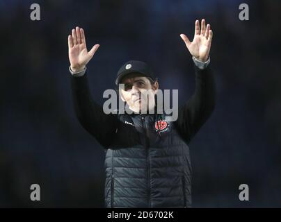 Fleetwood Town Manager Joey Barton lobt die Fans am Ende des Spiels Stockfoto