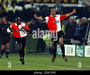 Pierre Van Hooijdonk von Feyenoord feiert das 2. Tor gegen das Tor Borussia Dortmund Stockfoto