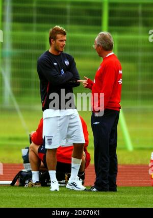 Sven Goran Eriksson der England Manager plaudert während des Trainings mit Kapitän David Beckham. Stockfoto