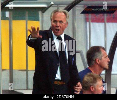 England-Trainer Sven Goran Eriksson ruft Instruktionen als sein Team Beginnen Sie mit dem Hausierer Stockfoto