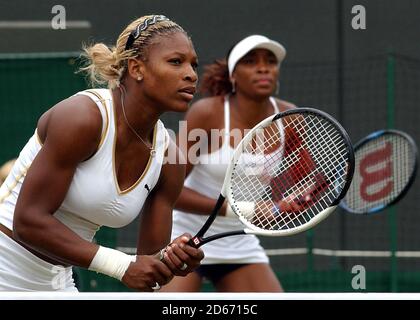 Venus und Serena Williams im Doppelspiel. Morgen werden sie sich im Womens Final gegenübersehen Stockfoto