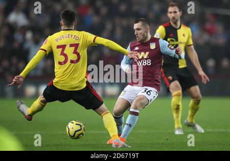 Indiana Vassilev von Aston Villa hält die Herausforderung von Ignacio von Watford ab Pussetto Stockfoto