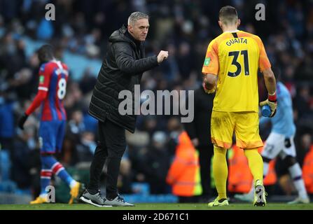 Crystal Palace Torwart Trainer Dean Kiely mit Crystal Palace Torwart Vicente Guaita Stockfoto