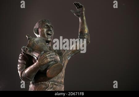 Statue des Fred Keenor Kapitäns von Cardiff City von 1927 FA Cup siegreiche Seite vor dem Cardiff City Stadium platziert Stockfoto