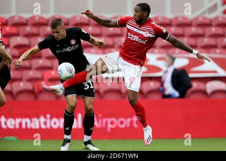 Britt Assombalonga von Middlesbrough und Filip Benkovic von Bristol City während des Sky Bet Championship-Spiels im Riverside Stadium in Middlesbrough Stockfoto