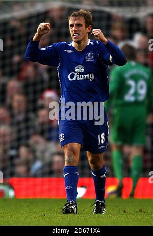 Everton's Phil Neville feiert das vom Team erzielte Ausgleichstreffer Kumpels Tim Cahill (außerhalb des Bilds) Stockfoto