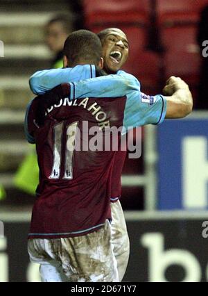 Gabriel Agbonlahor von Aston Villa feiert das zweite Tor seiner Seiten Mit Ashley Young Stockfoto