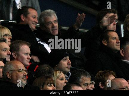 Der neu ernannte Newcastle United Manager Kevin Keegan nimmt seinen Platz ein Im Feld Directors Stockfoto